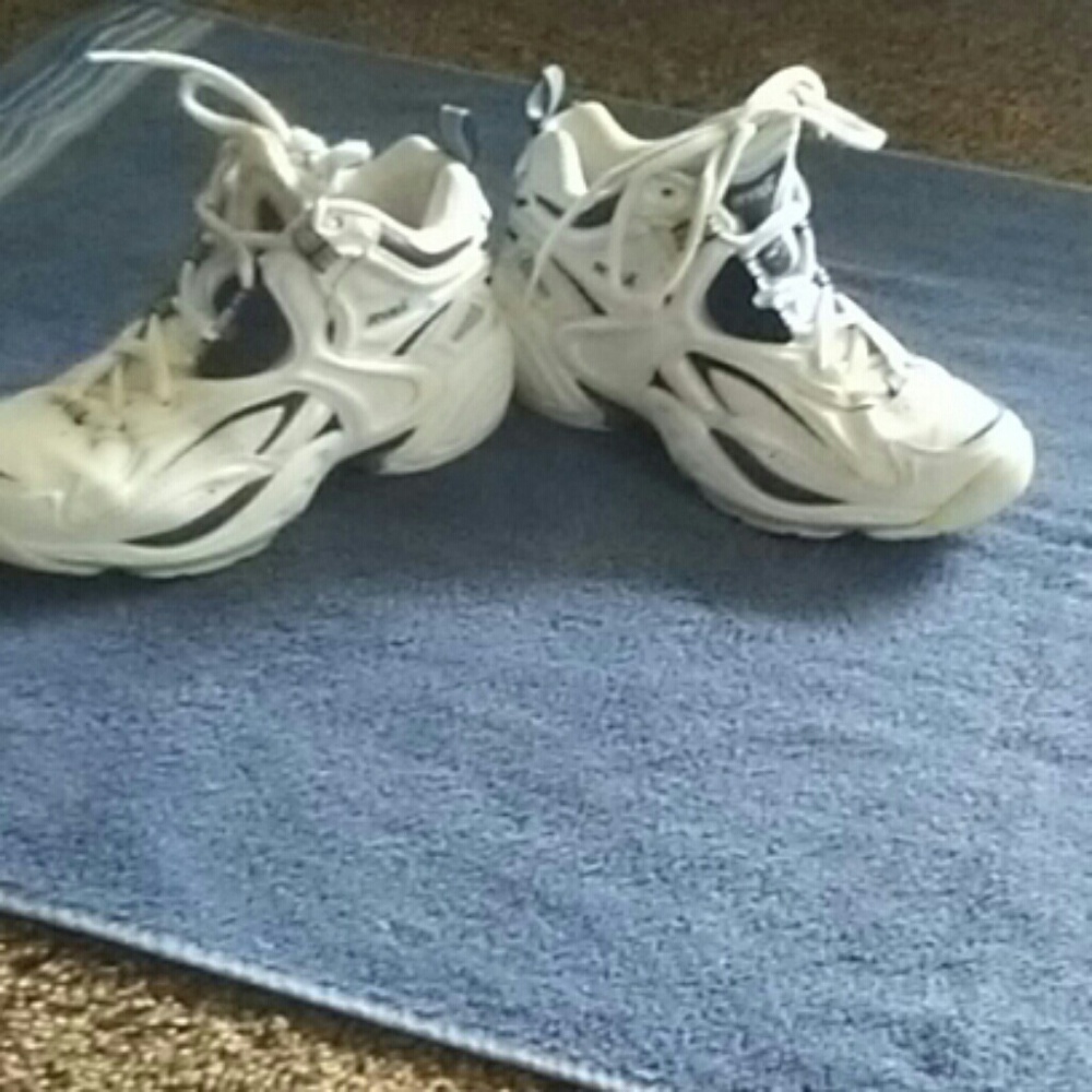 Raka sneakers size 6. Good condition.